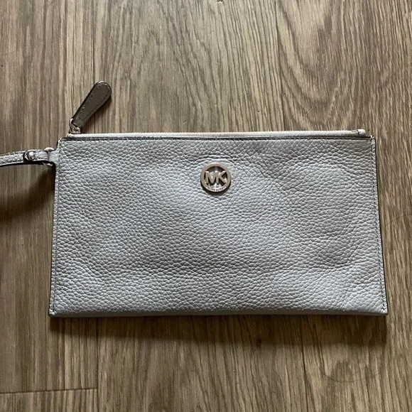 Michael Kors wristlet - Picture 1 of 14
